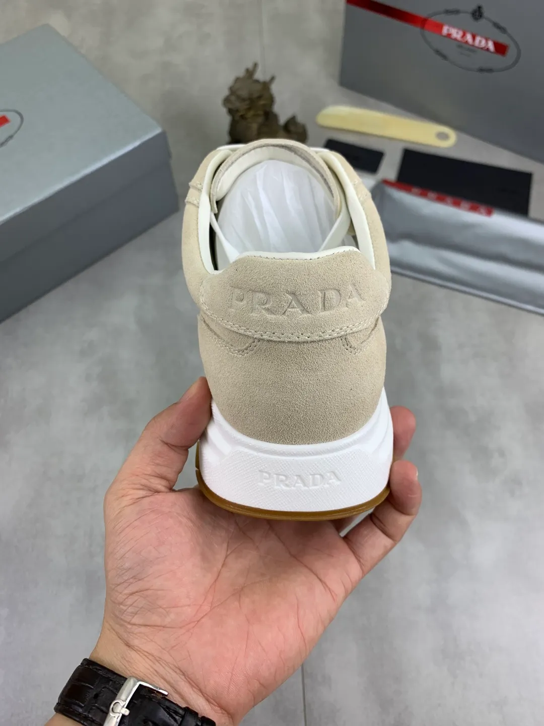 Men's Men's Shoes 💰P560 💰【New Style】 The latest model of high-quality PRADA classic men's shoes has been launched on the official website at a 1:1 replica, synchronized in Hong Kong and on the same catwalk; all made of calfskin➕imported cowhide lining, 🍡🍡original rubber outsole, non-slip and wear-resistant; comfortable on the feet, attractive style, fine workmanship, and simple and neat shoe lasts, highlighting a man's courage and toughness, 👍size 38 to 44 (45 can be customized) black White color🉑️choose